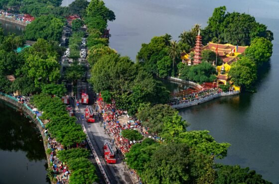 Best of Vietnam in 10 Days: Hanoi Culture, Halong Bay Cruise & Southern Heritage