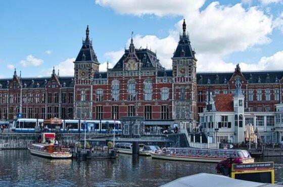 6 Days in Amsterdam: Discover Cheese Markets, Bruges, Giethoorn & Iconic Dutch Cities